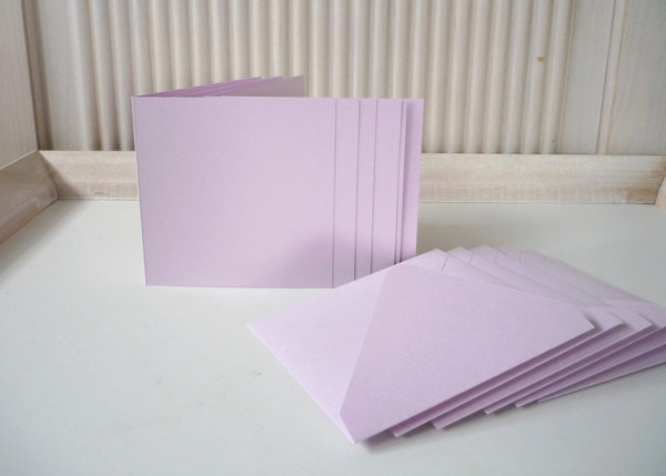 10 kleine Doppelkarten quadratisch flieder 10x10 cm mit passenden Kuverts