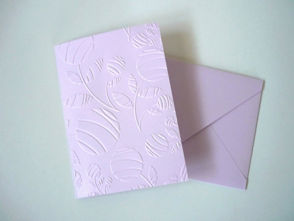 5 geprägte Doppelkarten A6 flieder mit passendem Kuvert - Blumendesign