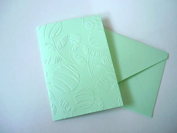 5 geprägte Doppelkarten A6 hellgrün mit passendem Kuvert - Blumendesign